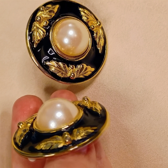 SOLD: Givenchy Vintage XL JUMBOS Clip-on Earrings - Picture 9 of 16